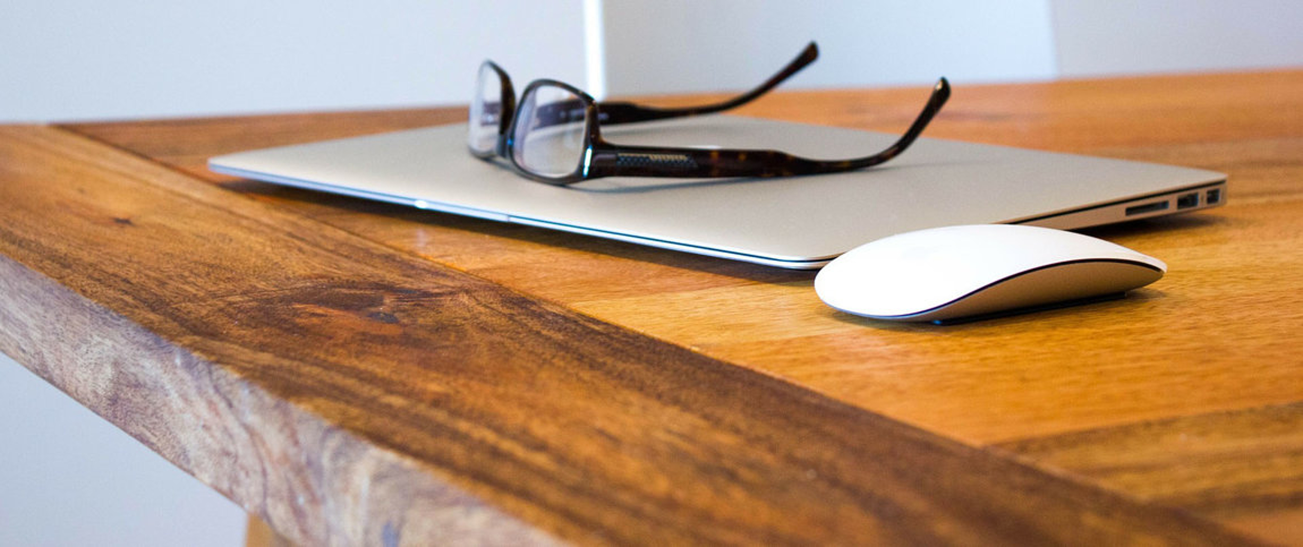 macbook-mit-brille-auf-tisch-the-task-apple-experte-muenchen-west-pasing