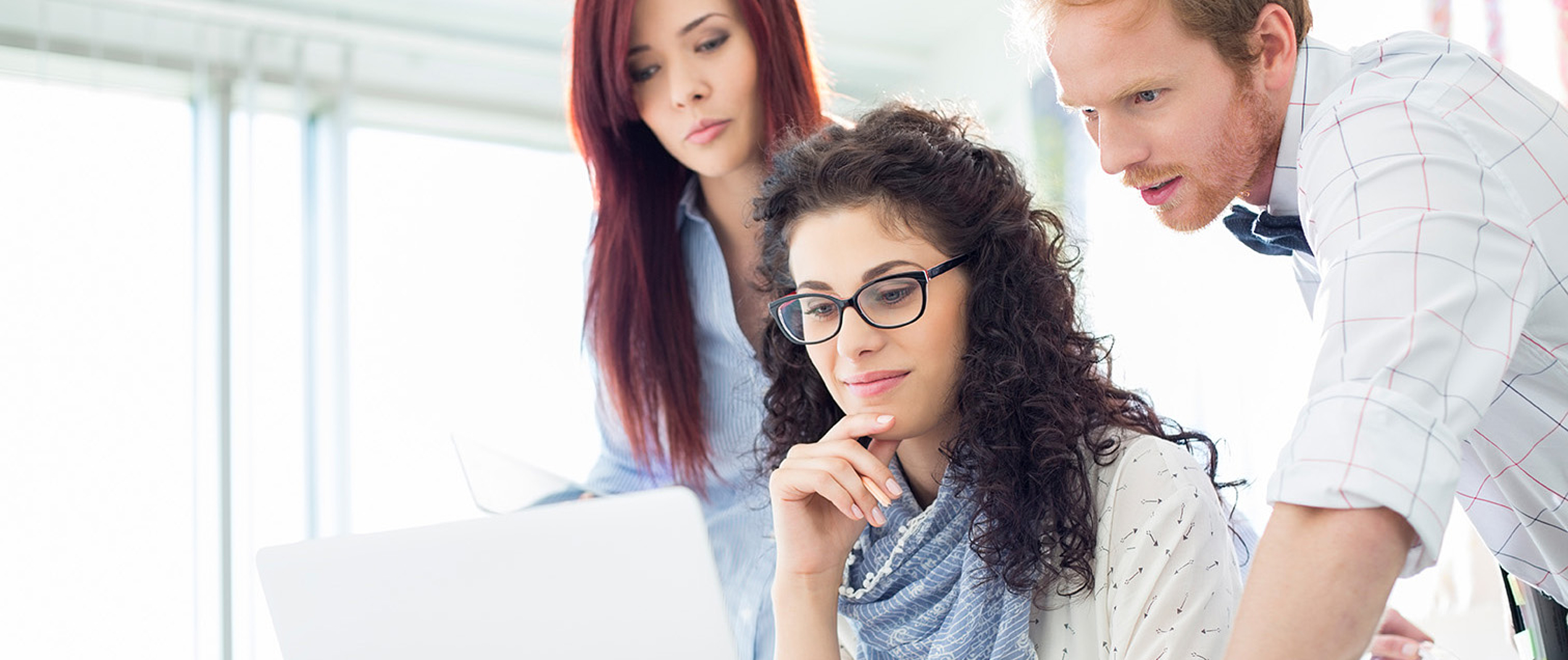 drei_Personen_am_Macbook_von_The-Task