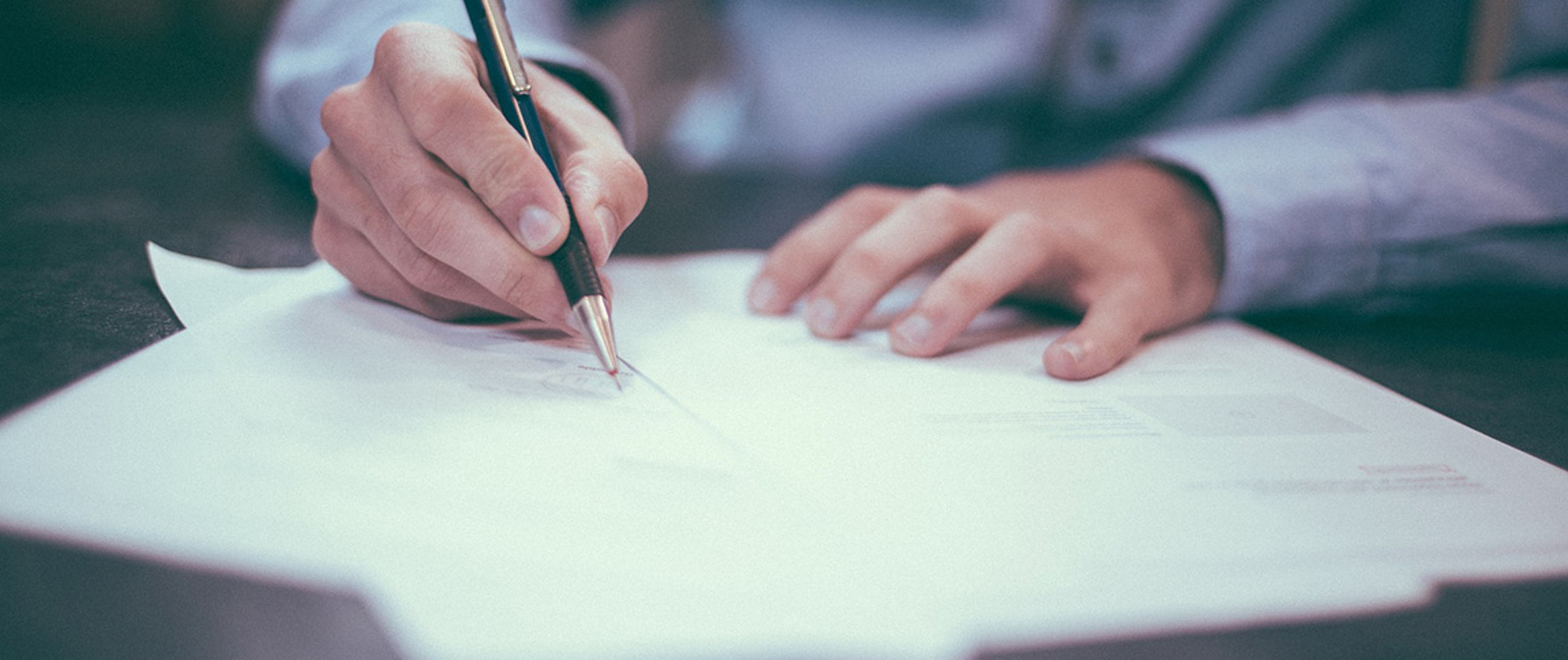 person-unterschreibt-vertrag-the-task-apple-experte-muenchen-west-pasing