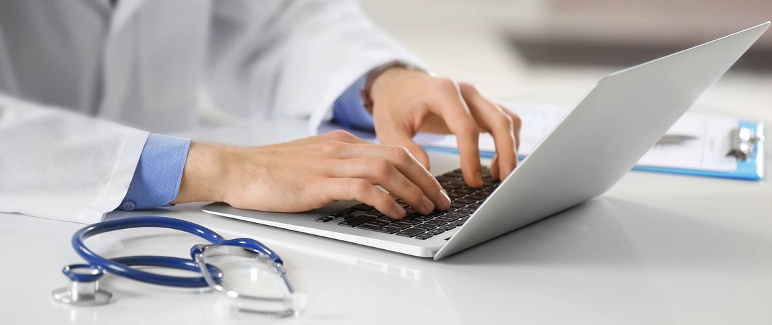 Arzt_schreibt_am_Macbook